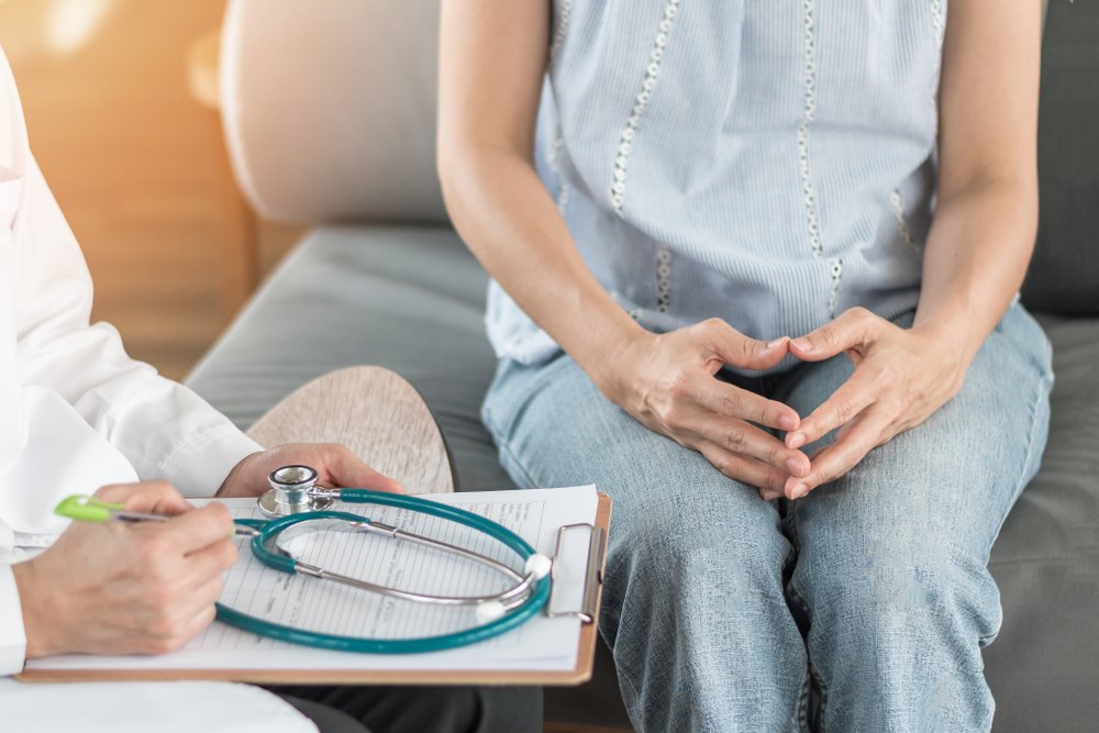 Mujer sentada frente a un profesional de la salud. | Foto: Shutterstock