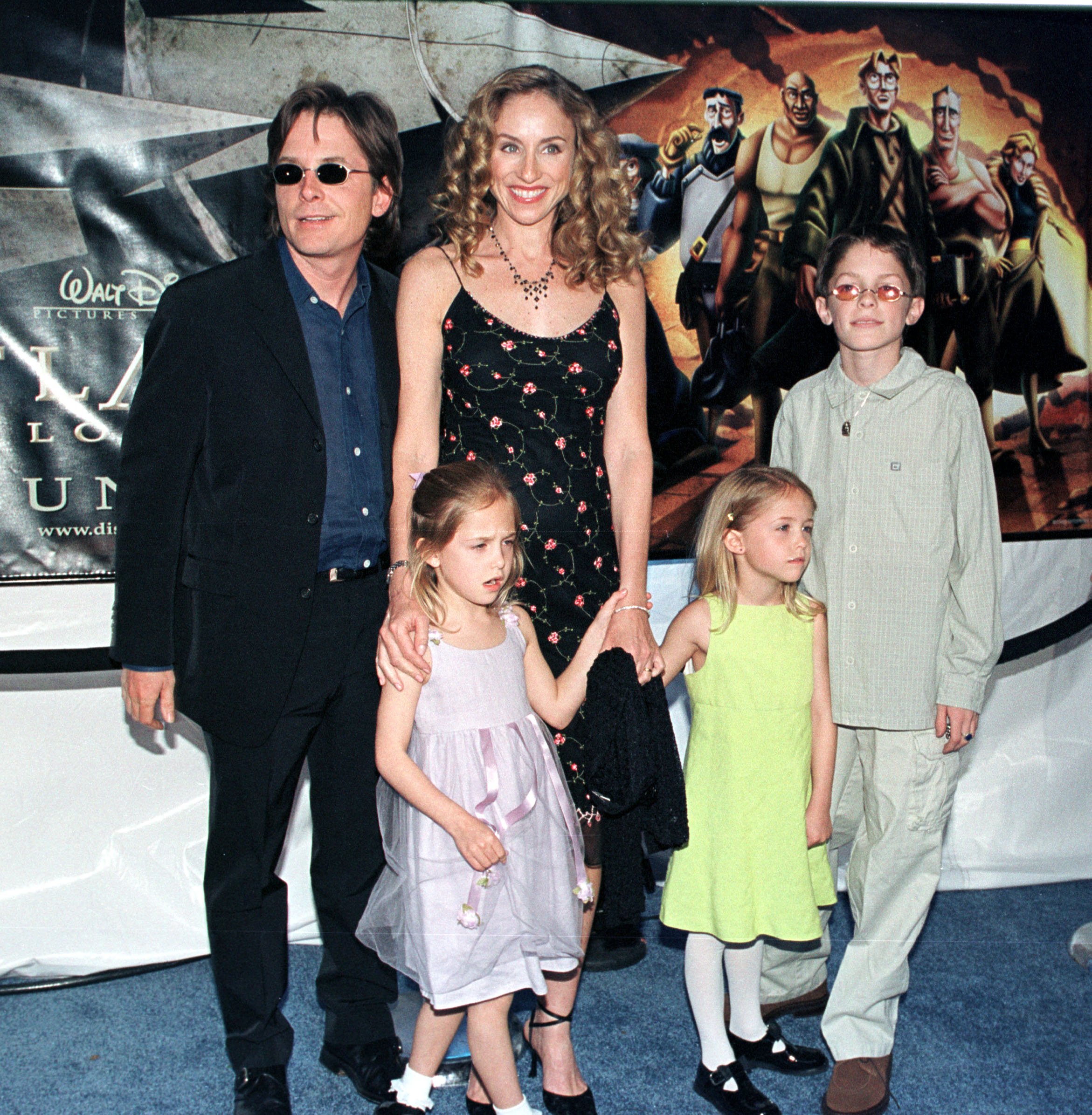 Michael J. Fox y Tracy Pollan con sus hijos en el estreno local de "Atlantis: The Lost Empire" de Walt Disney Pictures, el 6 de junio de 2001. | Foto: Getty Images