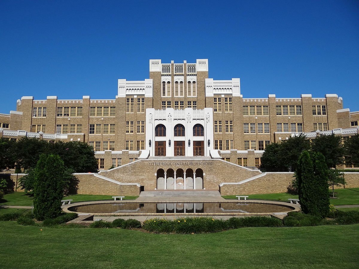 Facade of Central High School, Little Rock, Arkansas. | Photo: Wikimedia Commons Images