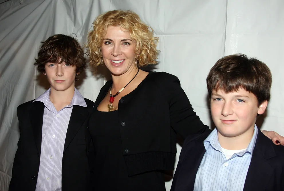 Natasha Richardson en compagnie de ses fils Micheal Neeson (G) et Daniel Neeson (D) lors de la soirée d'ouverture de "Billy Elliot The Musical" à Broadway au Imperial Theatre le 13 novembre 2008 à New York. / Source : Getty Images
