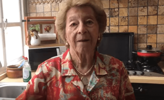 Refu Grosso explicándo en su canal de Youtube una receta de pollo improvisado. | Foto: YouTube /Refu Grosso Refu Grosso explicándo en su canal de Youtube una receta de pollo improvisado. | Foto: YouTube /Refu Grosso