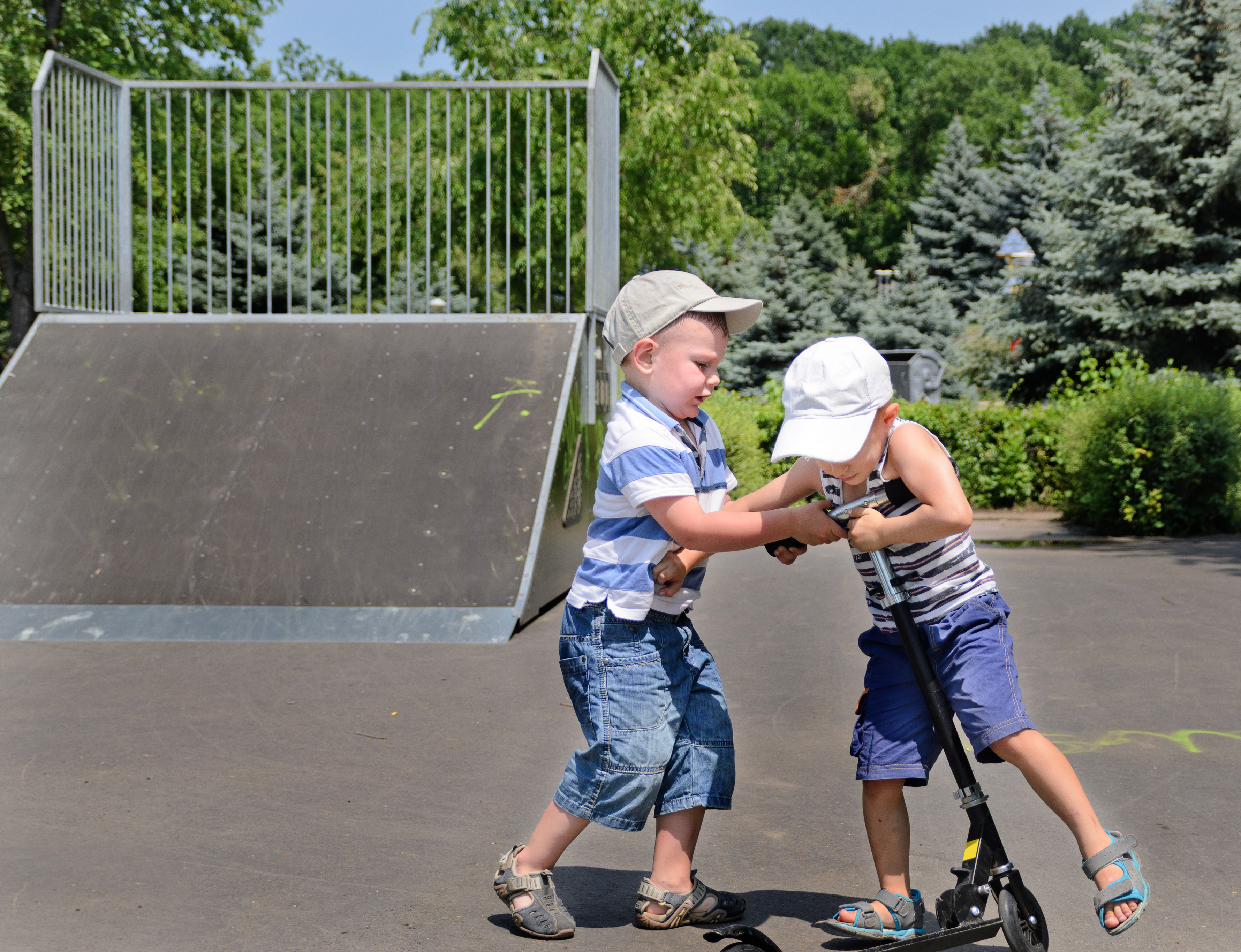 Dos chicos peleándose por un patinete. | Foto: Shutterstock
