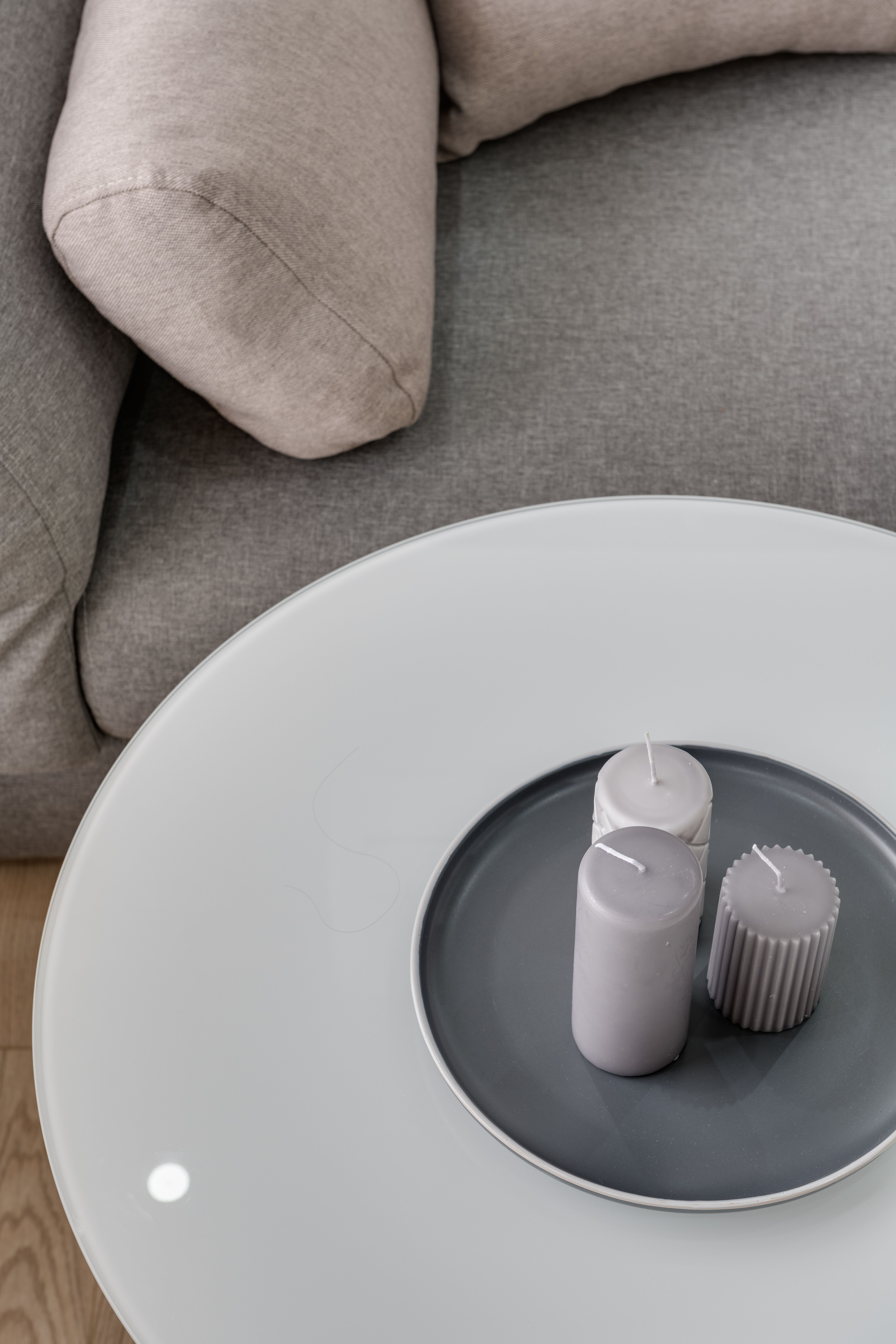 Three candles of different sizes on a coffee table | Source: Pexels