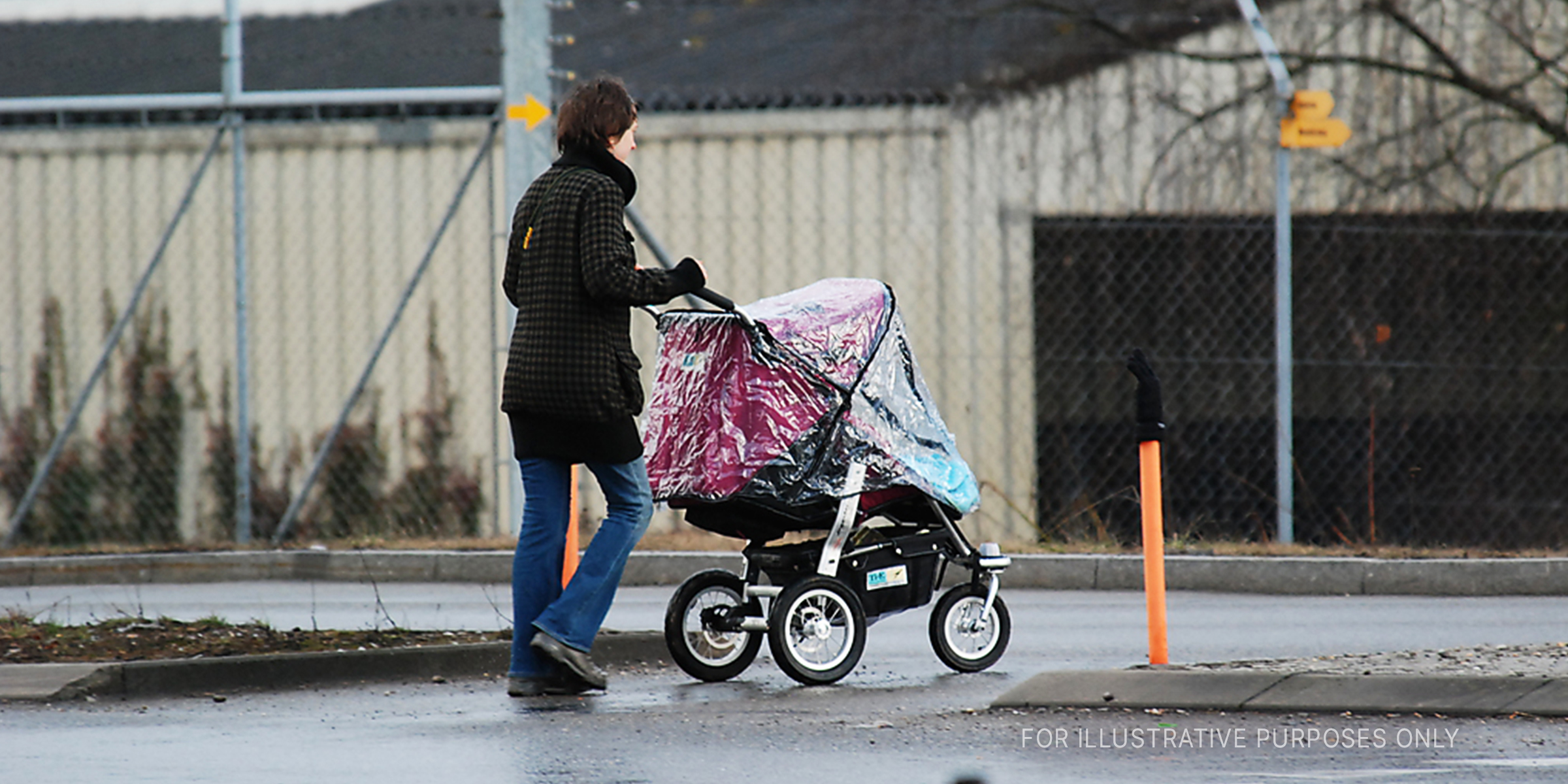 A woman pushing a stroller | Source: Flickr / vasile23 (CC BY 2.0)