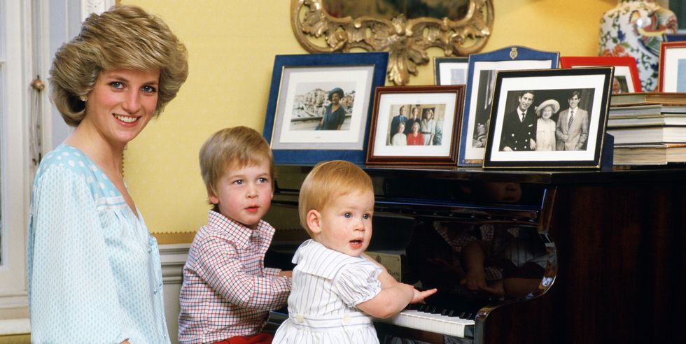  Princess of Wales with her sons, Prince William and Prince Harry, at the piano in Kensington Palace | Source: Getty Images