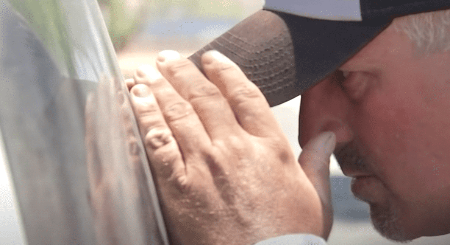 Park worker looks through a car window and sees a woman in need | Photo: Youtube/FOX5 Las Vegas