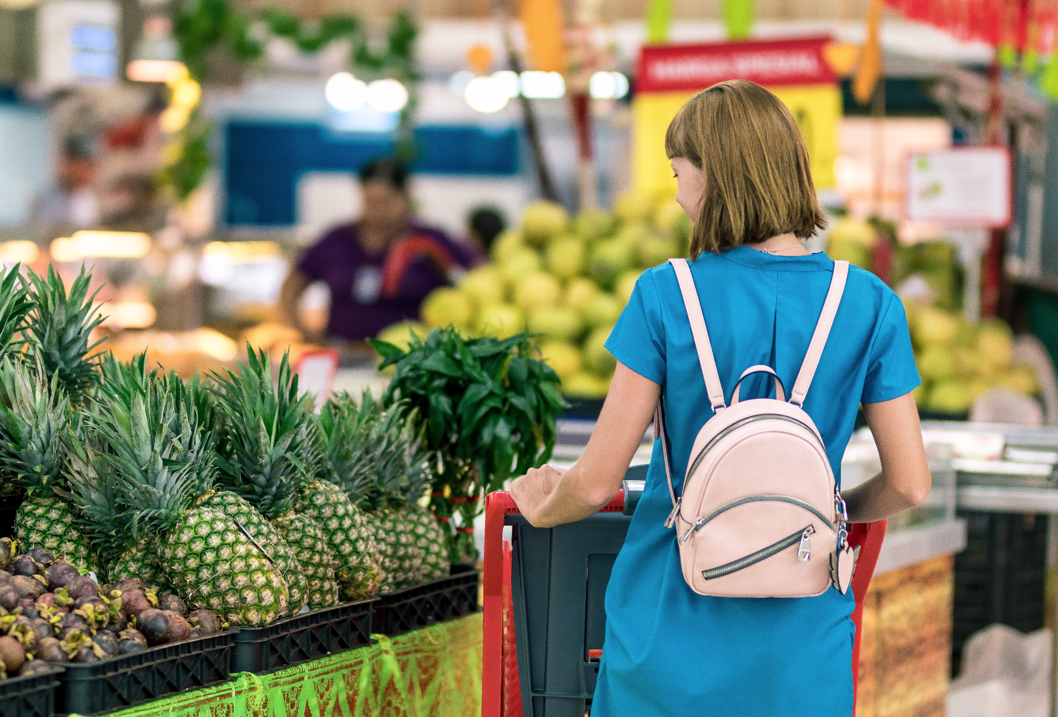 A woman at a grocery store. | Source: Pexels