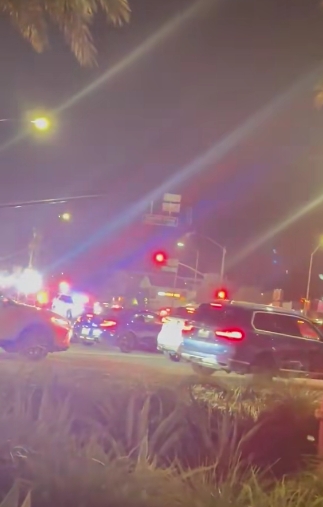 Traffic piled up near the shopping centre's exit as a mass exodus of vehicles attempted to leave. Emergency lights cut through the night, adding to the tension already hanging in the air. The aftermath was described by many as chaotic and disorienting. | Source: TikTok/channel2nownews