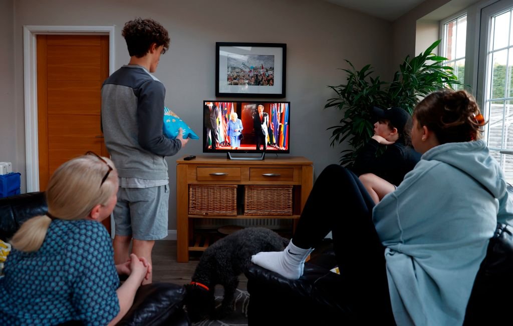 Une famille devant la télévision. ǀ Source : Getty Images