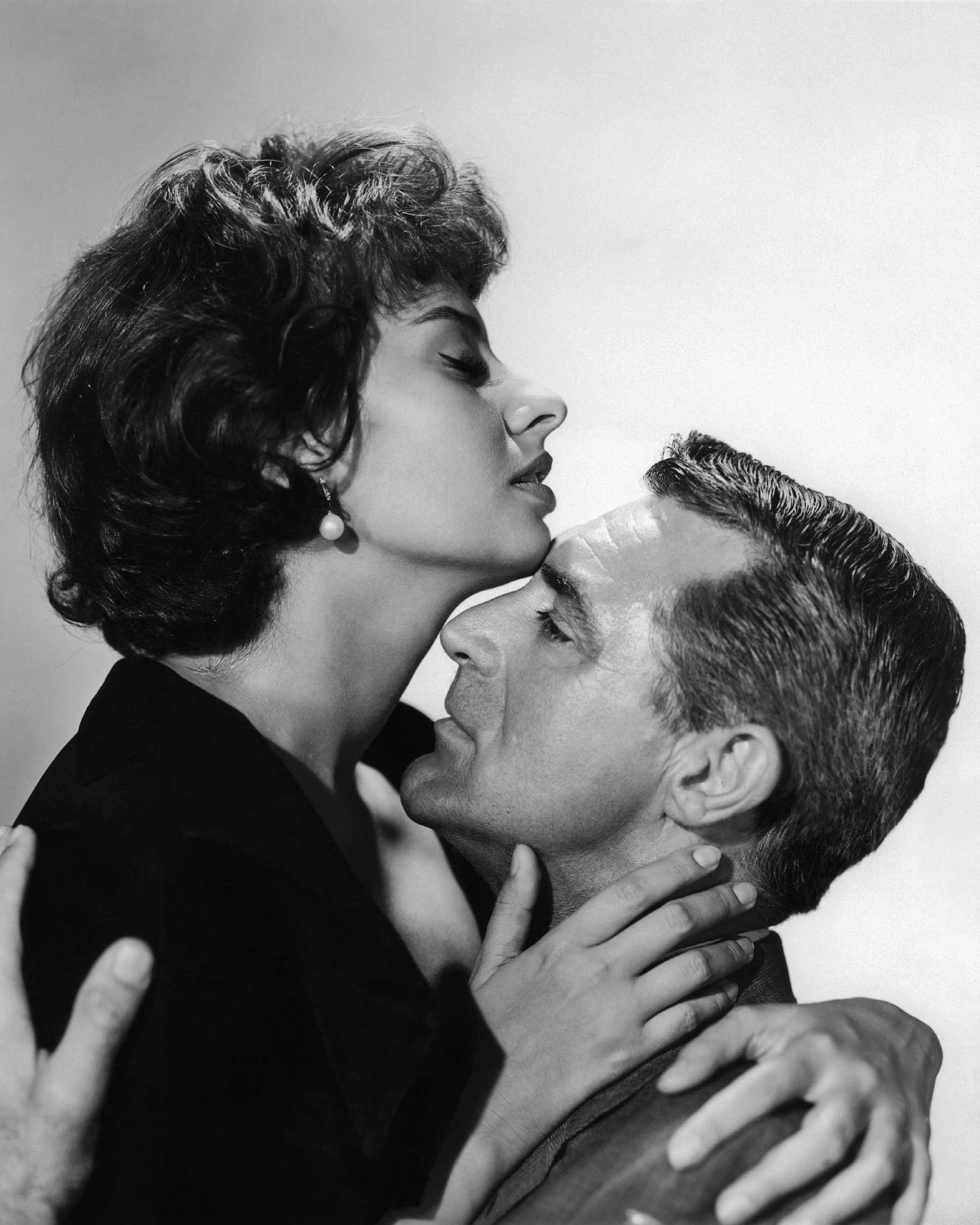 Actor Cary Grant as Tom Winters and actress Sophia Loren as Cinzia Zaccardi in the film "Houseboat," 1958. | Photo: Getty Images
