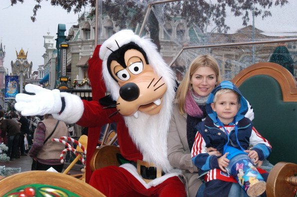 Nina Bott, Sohn Lennox (4 Jahre), Goofy als Weihnachtsmann, Eröffnung der Weihnachtssaison "Disneyland" 2008 | Quelle: Getty Images