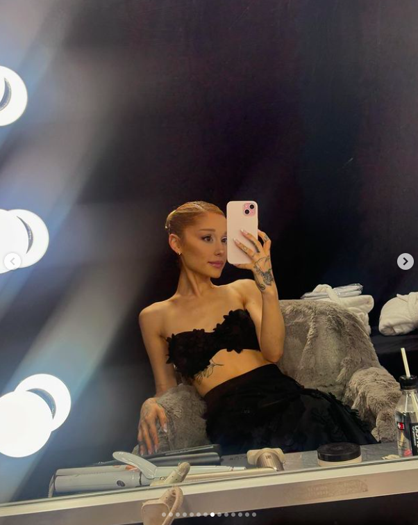 Ariana Grande posing for a mirror selfie, posted on October 18, 2024 | Source: Instagram/arianagrande