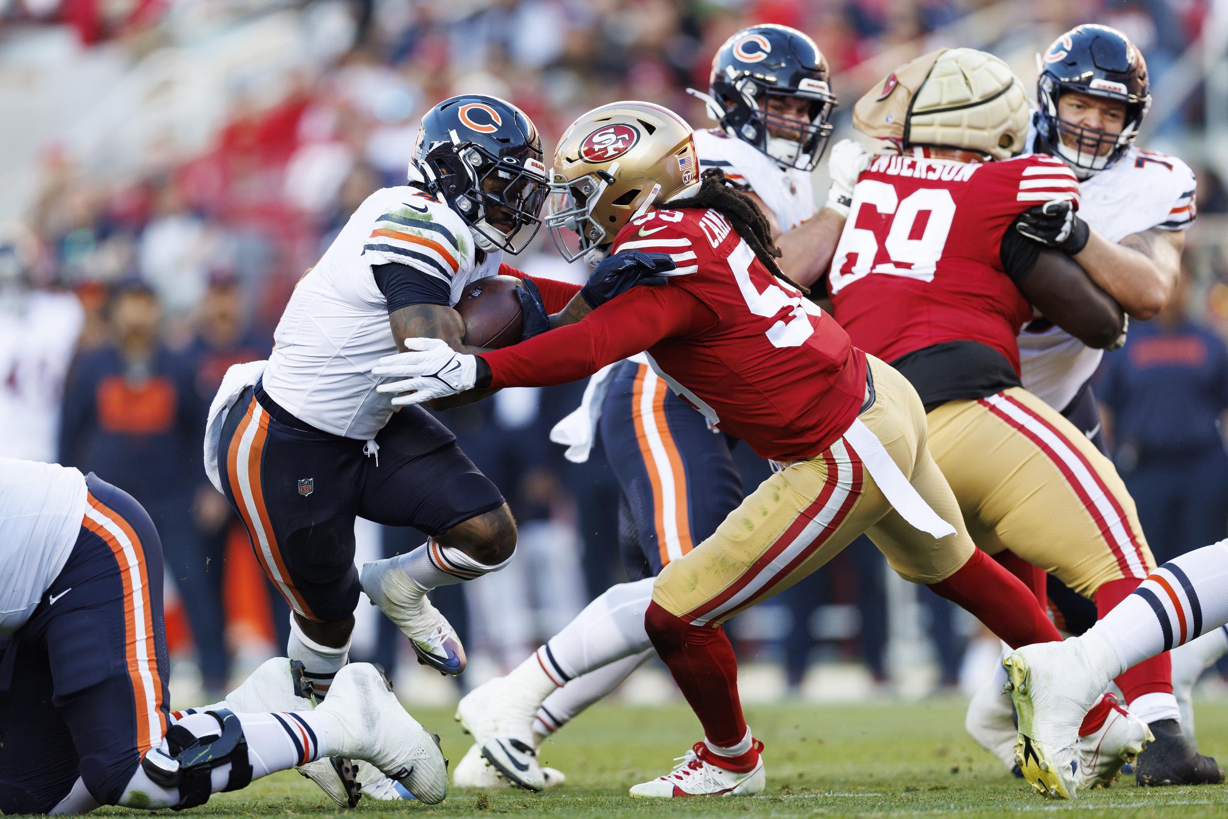 Running back D'Andre Swift #4 of the Chicago Bears carries the ball against linebacker De'Vondre Campbell #59 of the San Francisco 49ers on December 8, 2024, in Santa Clara, California | Source: Getty Images