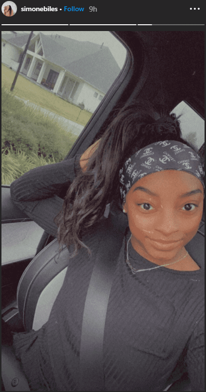 Gymnastics superstar Simone Biles showing off her no makeup selfie look. | Photo: instagram.com/simonebiles