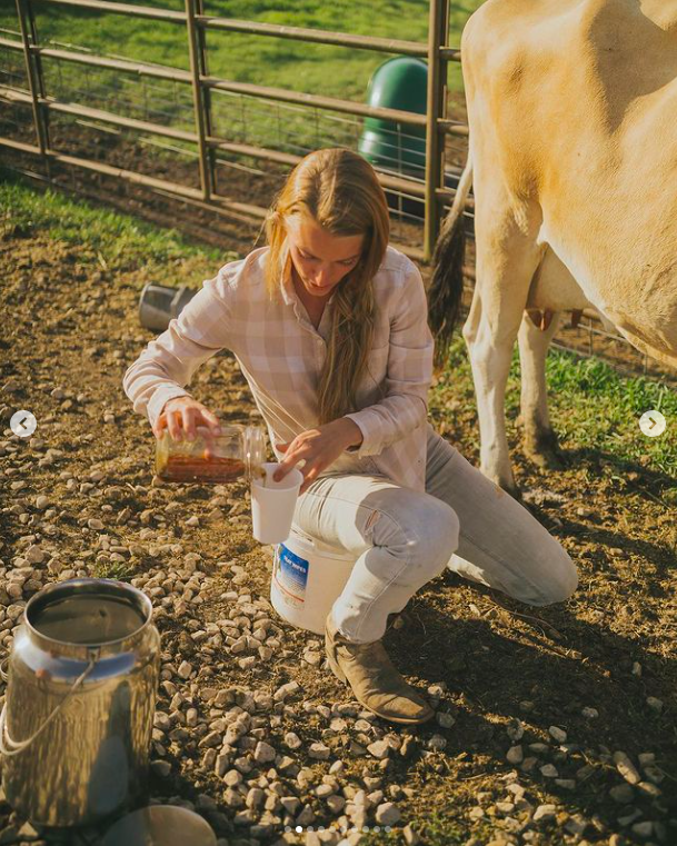 Hannah Neeleman doing farm work, posted on February 18, 2022 | Source: Instagram/hogfathering and ballerinafarm