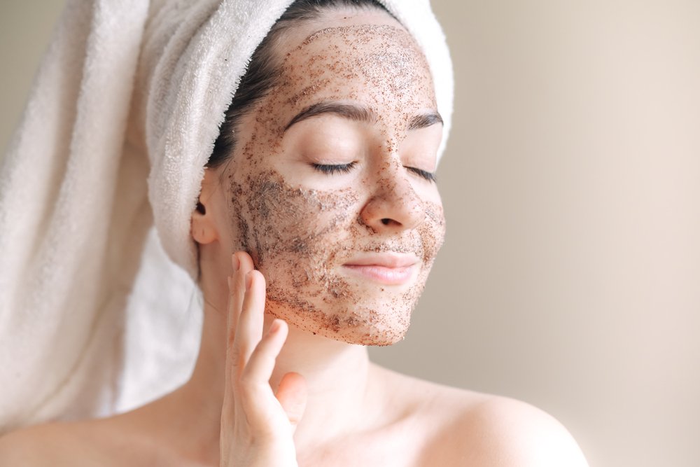 Gommage du visage. | Photo : Shutterstock