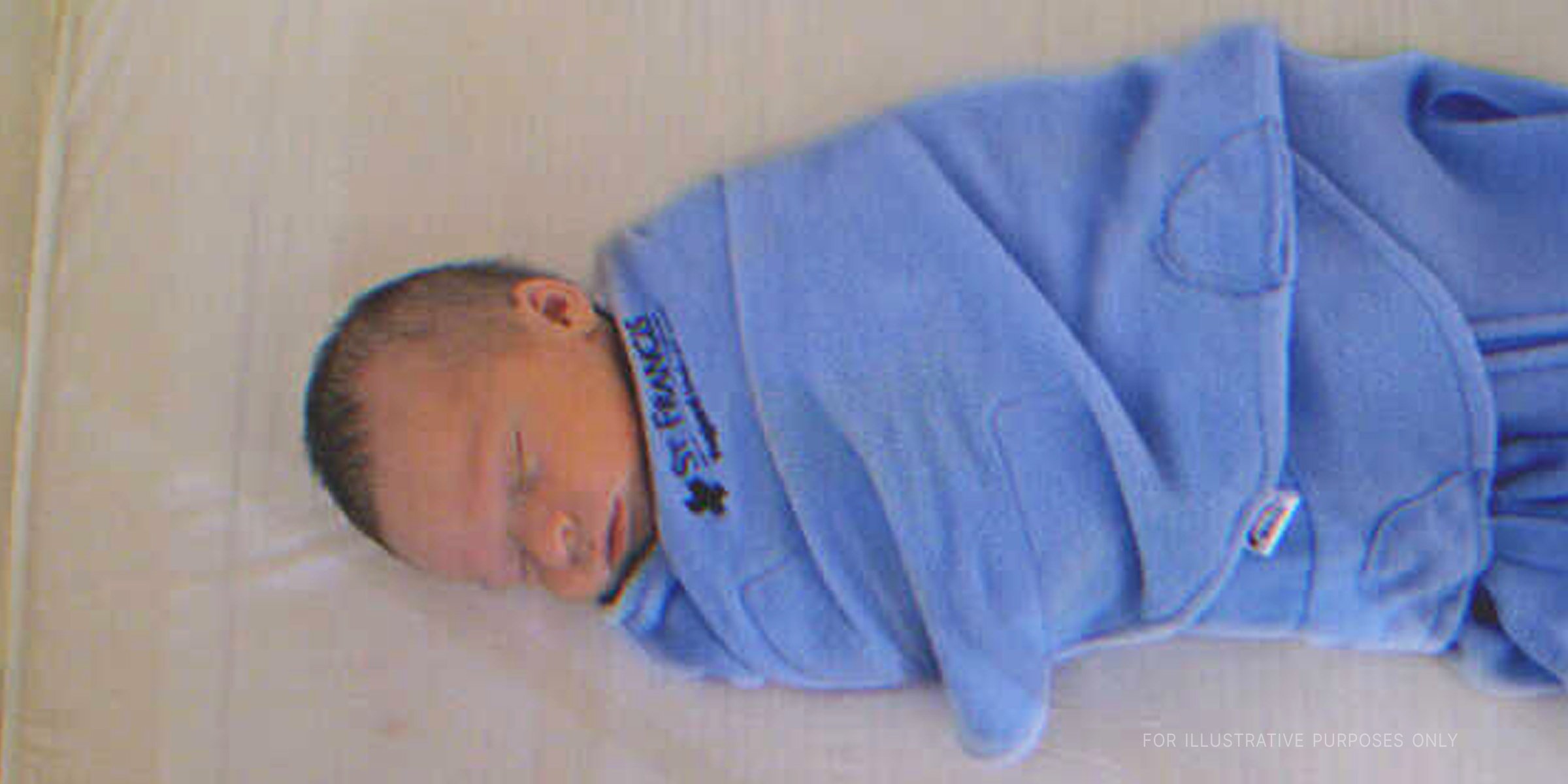 A baby wrapped in a blue cloth | Source: Flickr/EtanSivad (CC BY-SA 2.0)