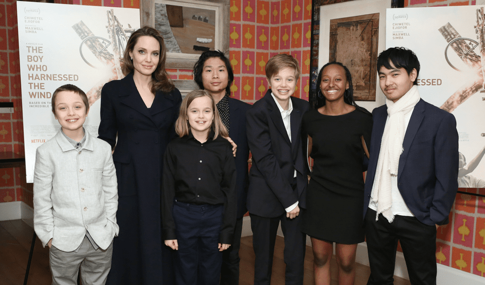 Angelina Jolie mit ihren Kindern Knox, Vivienne, Pax, Shiloh, Zahara und Maddox Jolie-Pitt in 2019. | Quelle: Getty Images