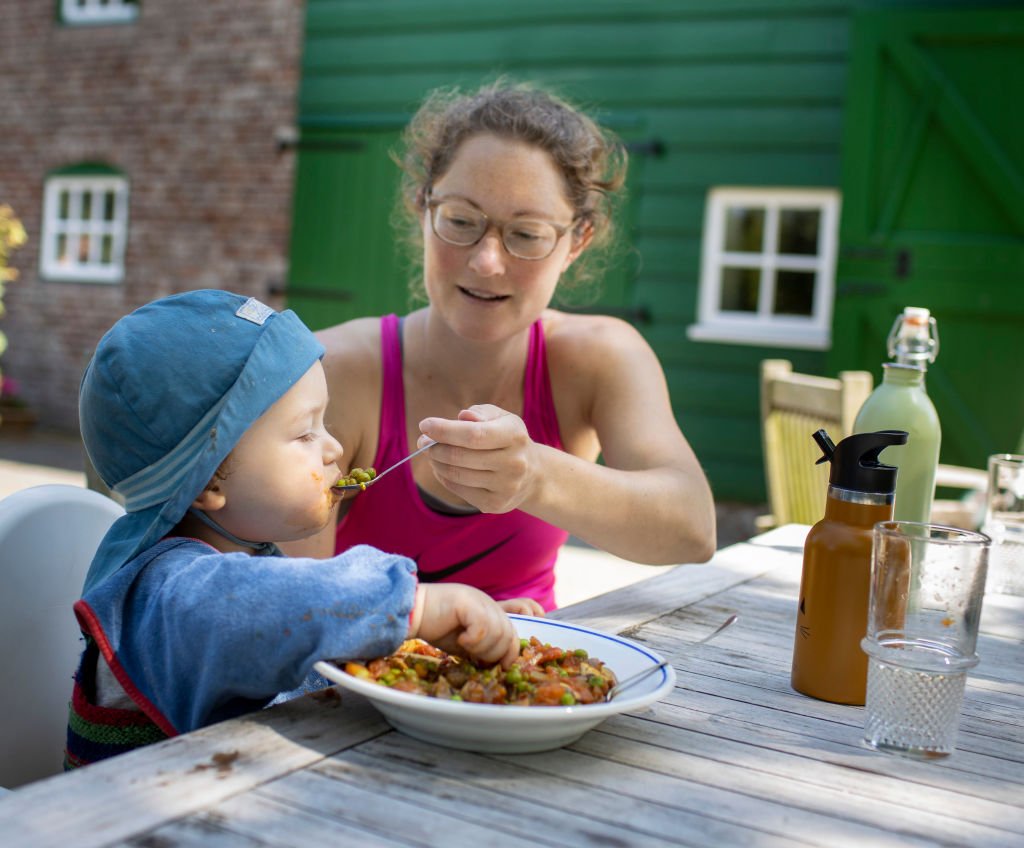 Une femme qui nourrit son enfant. | Photo : Getty Images