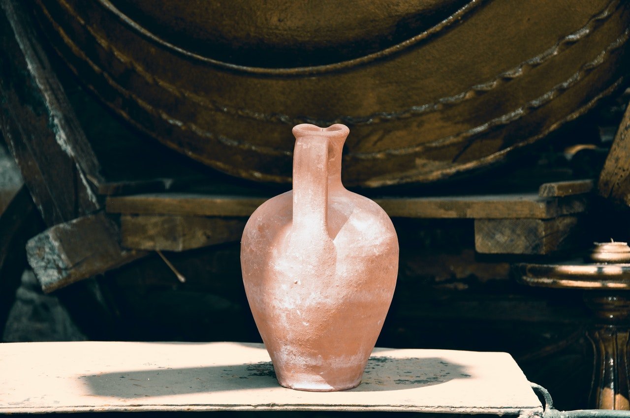 She kept her son's ashes in a large urn | Source: Pexels
