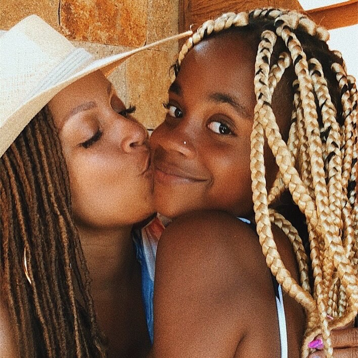 Simone and Nina Smith, seen in a post dated August 8, 2025 | Source: Instagram/sislovespurple