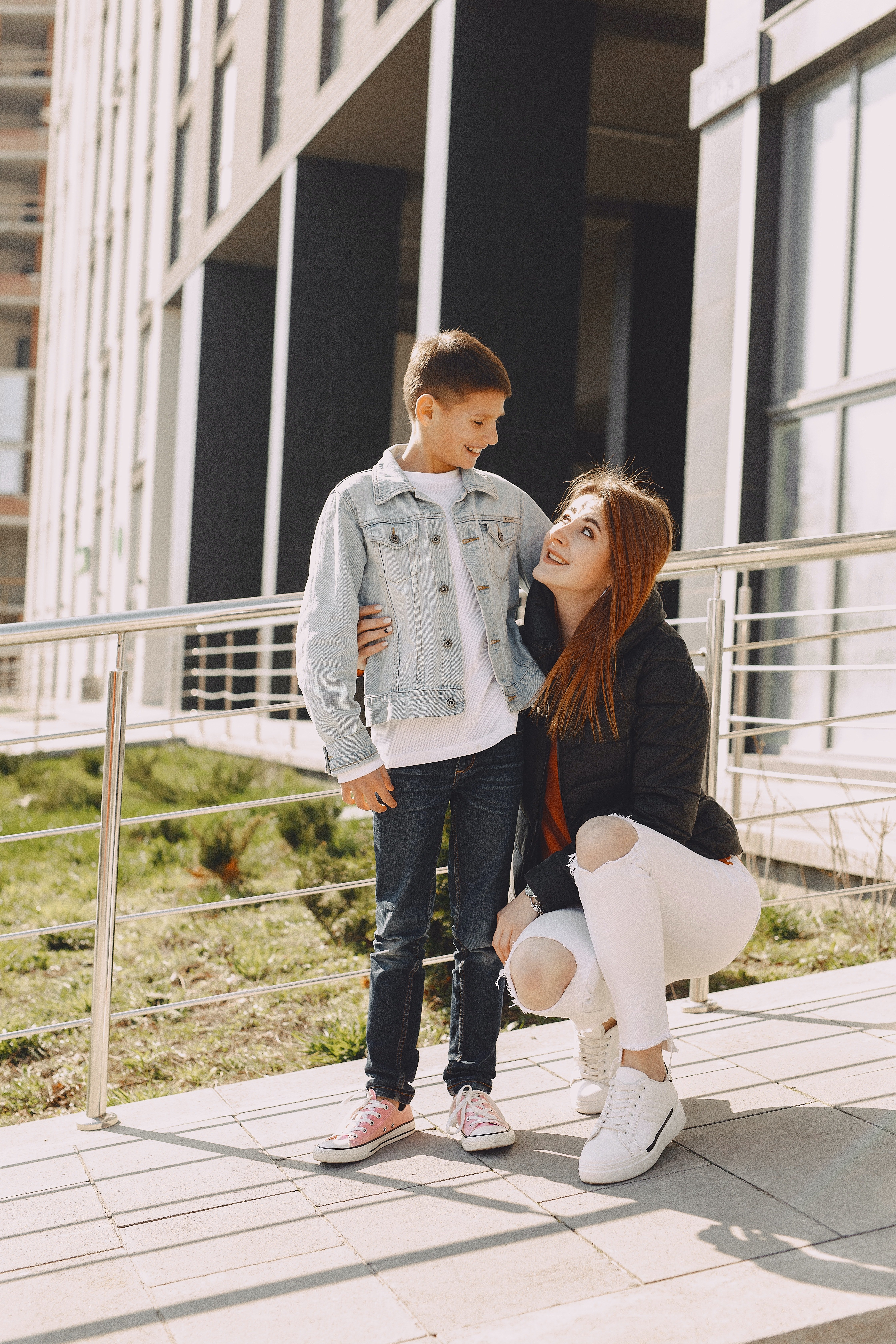 Happy mother and son hugging on street | Photo: Pexels
