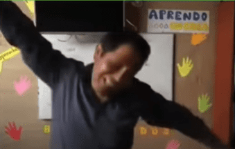 El docente bailando durante algunas de sus clases virtuales. | Foto: Youtube/ América Televisión - Novelas