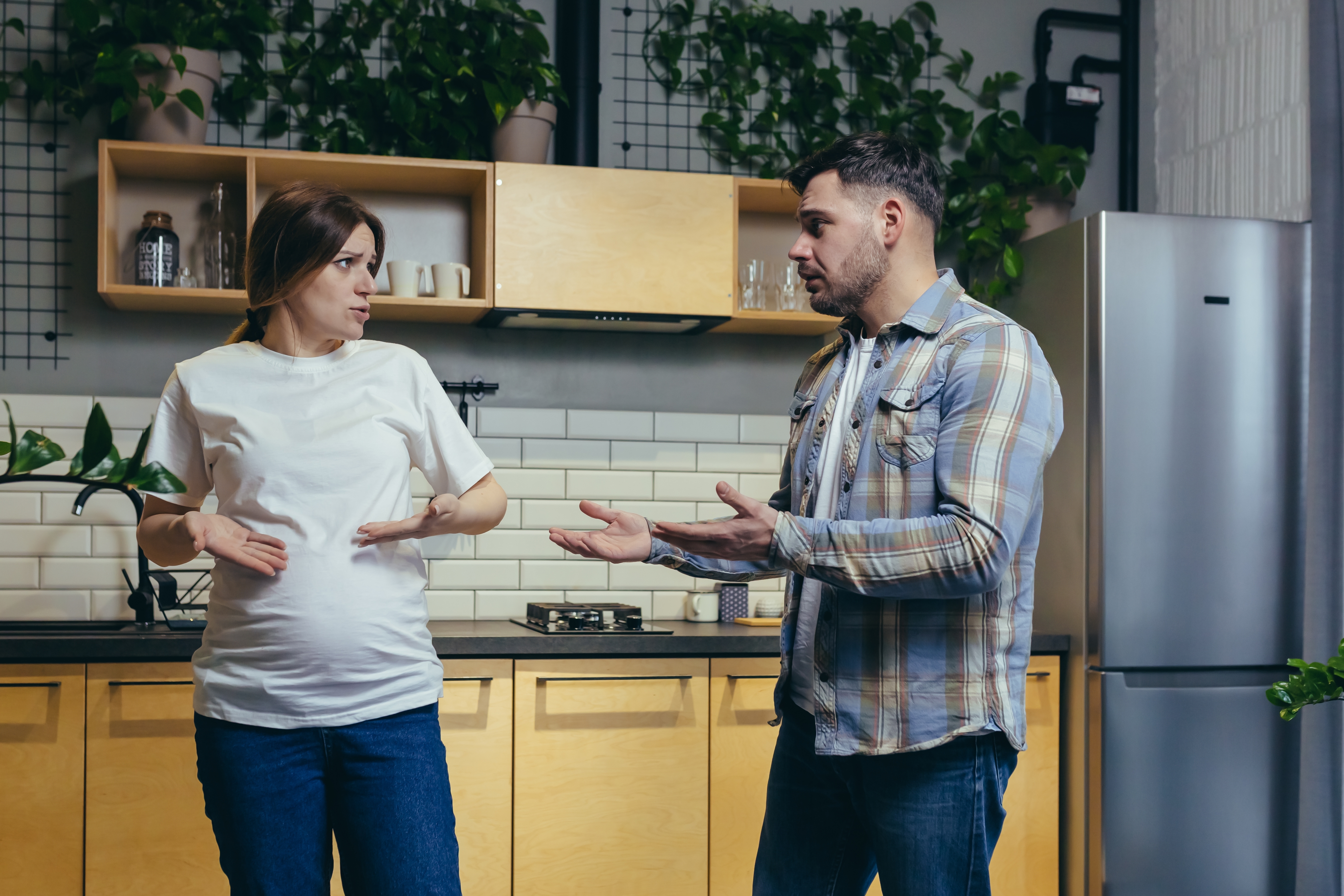 A pregnant woman arguing with a man | Source: Shutterstock