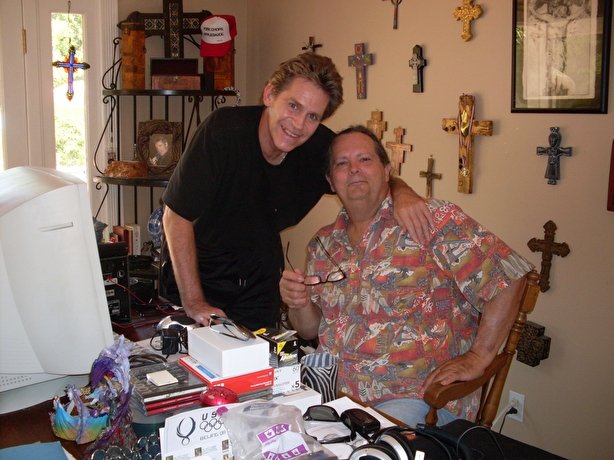 Jeff Conaway and Michael Q. Schmidt working together on Jeff's computer. | Photo : Jeff conaway with Michael Q Schmidt, July 31 2008, Wikimedia Commons