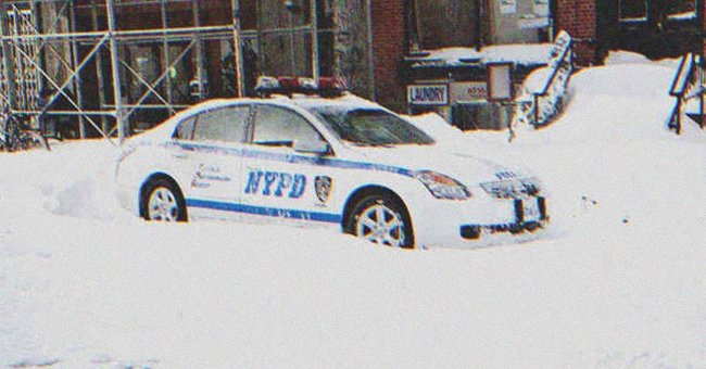 Vehículo de la policía en una acera llena de nieve. | Foto: Shutterstock