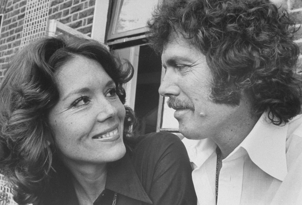 L'artiste Menachem Gueffen (R) et son épouse, l'actrice Diana Rigg, se souriant. | Photo : Getty Images L'artiste Menachem Gueffen (R) et son épouse, l'actrice Diana Rigg, se souriant. | Photo : Getty Images