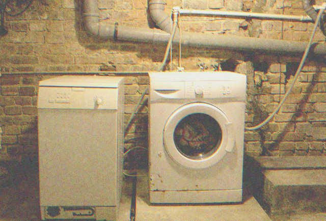 Área de la lavandería de un hogar, con equipos deteriorados. | Foto: Shutterstock