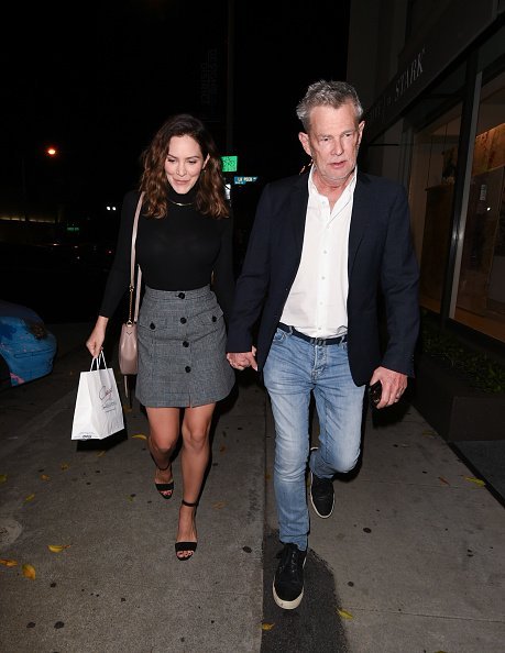  David Foster and Katharine McPhee holding hands in Los Angeles, California.| Photo: Getty Images.