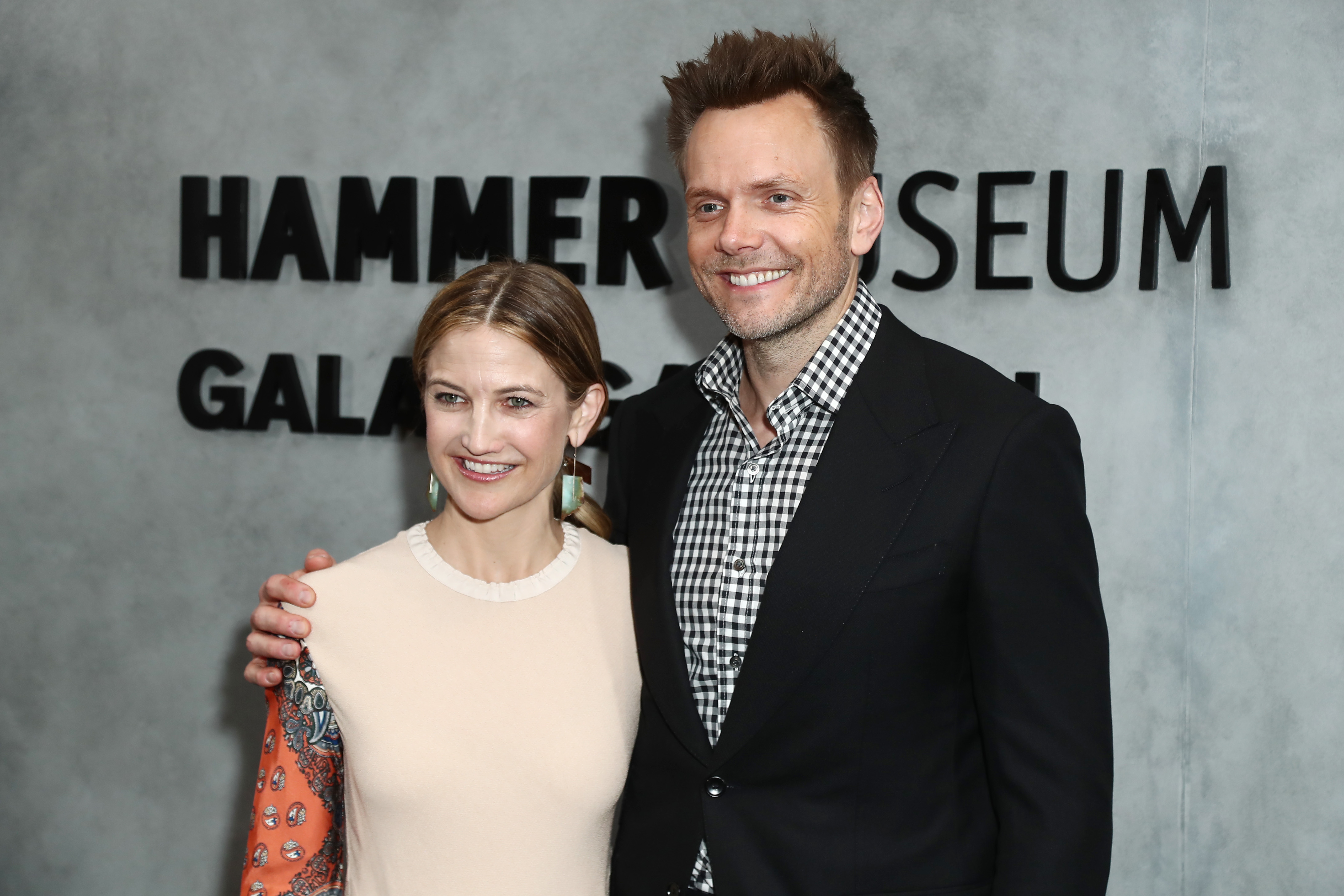 Sarah Williams and Joel McHale attend the 2019 Hammer Museum Gala In The Garden at Hammer Museum on October 12, 2019, in Los Angeles, California. | Source: Getty Images