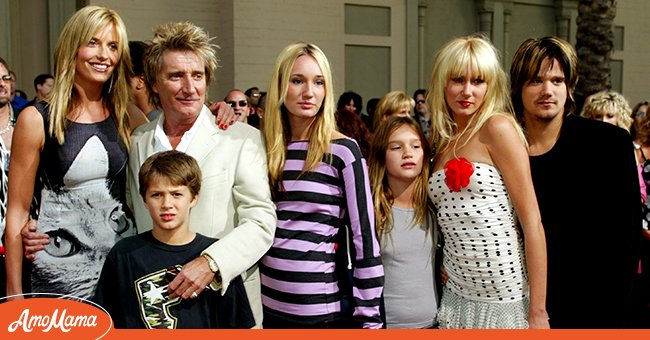 Rod Stewart, Penny Lancaster, Liam, Ruby, Renee, Kimberley, and Sean at the 31st Annual American Music Awards on November 16, 2003, in Los Angeles | Photo: Getty Images