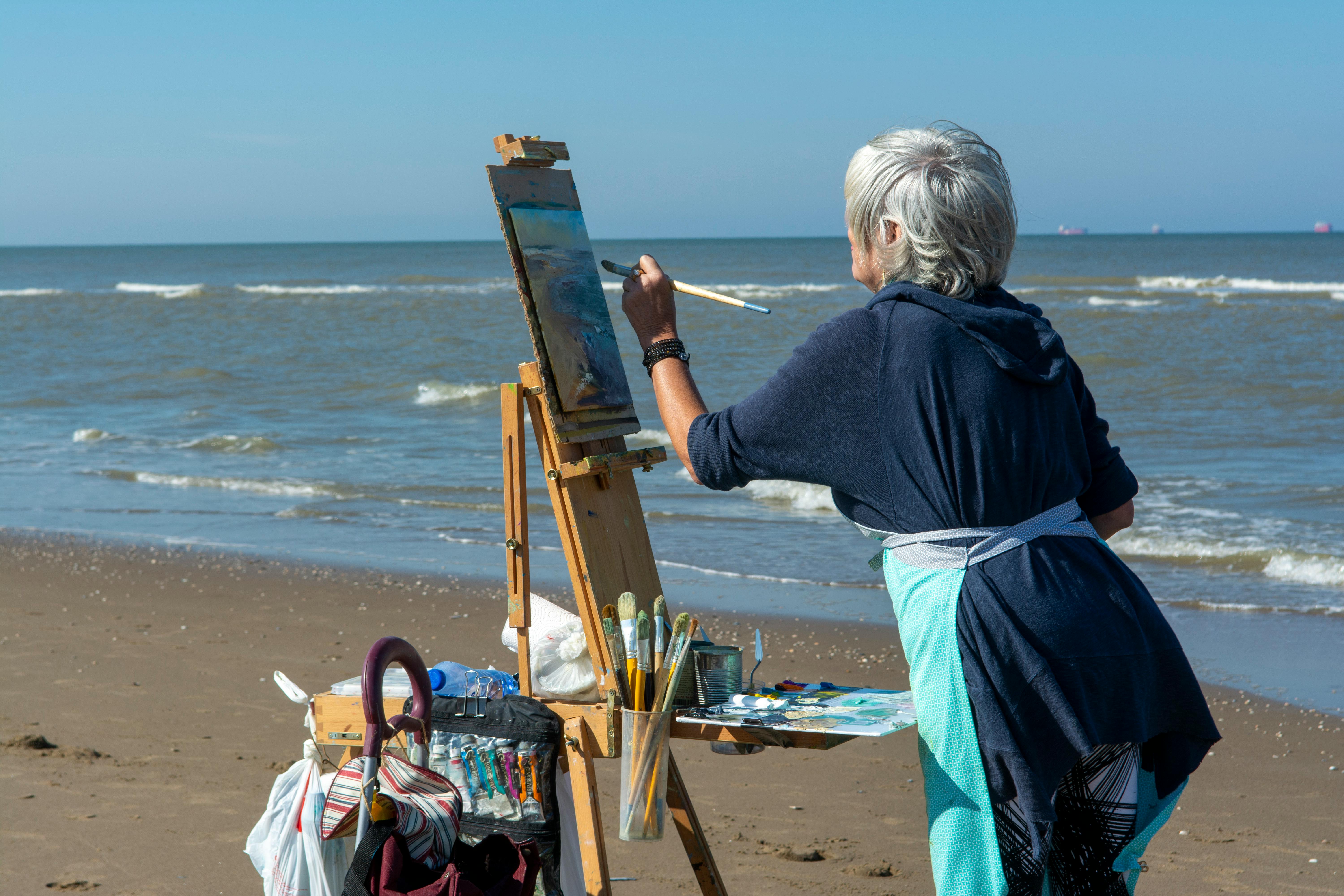 Woman painting by the beach | Source: Pexels