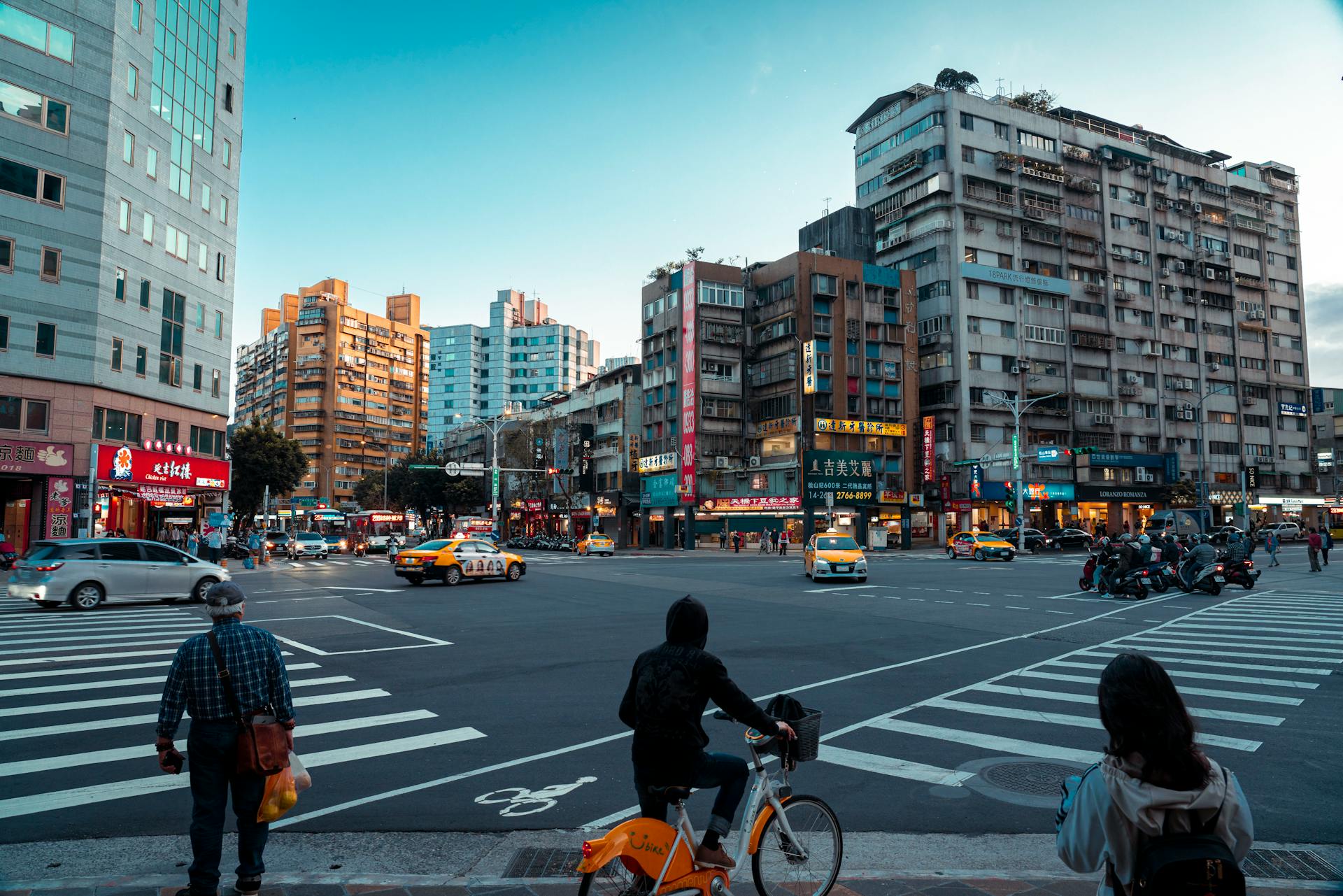 People at an intersection | Source: Pexels