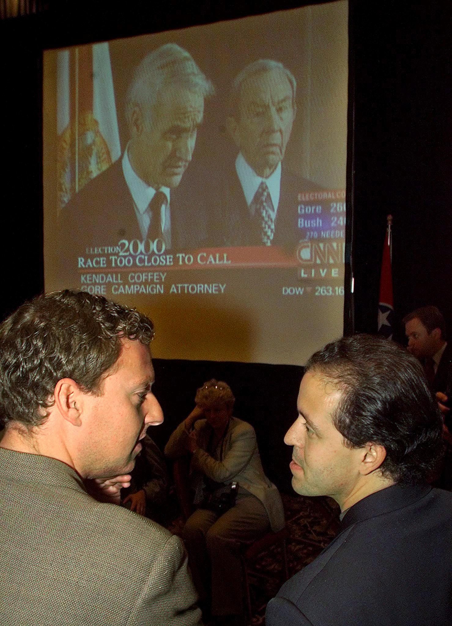 Michael Feldman, traveling chief of staff to Al Gore, confers during the presidential election recount in Nashville, Tennessee, on November 9, 2000 | Source: Getty Images