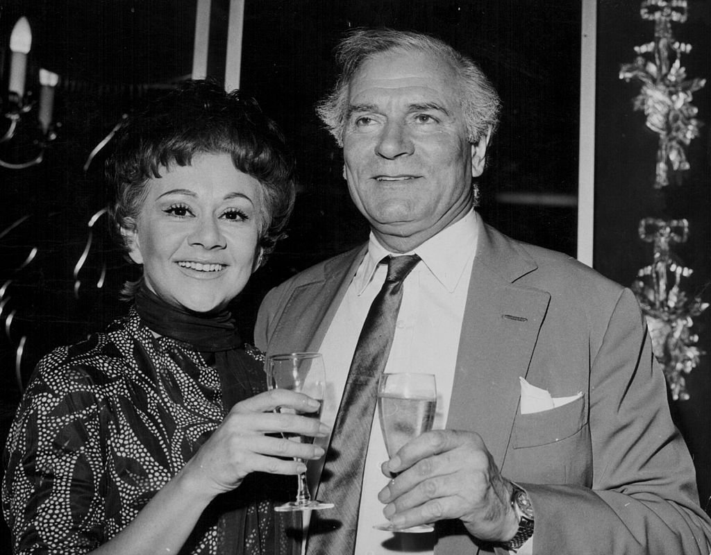 Laurence Olivier and Joan Plowright, toasting with champagne in celebration of his peerage, at the Cambridge Theatre, June 13th 1970 | Photo: Getty Images