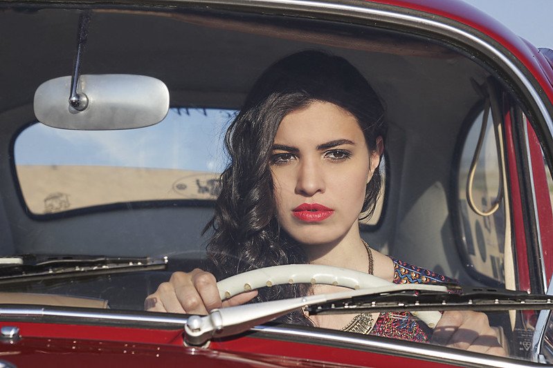 A woman driving alone in a car. | Photo: Flickr