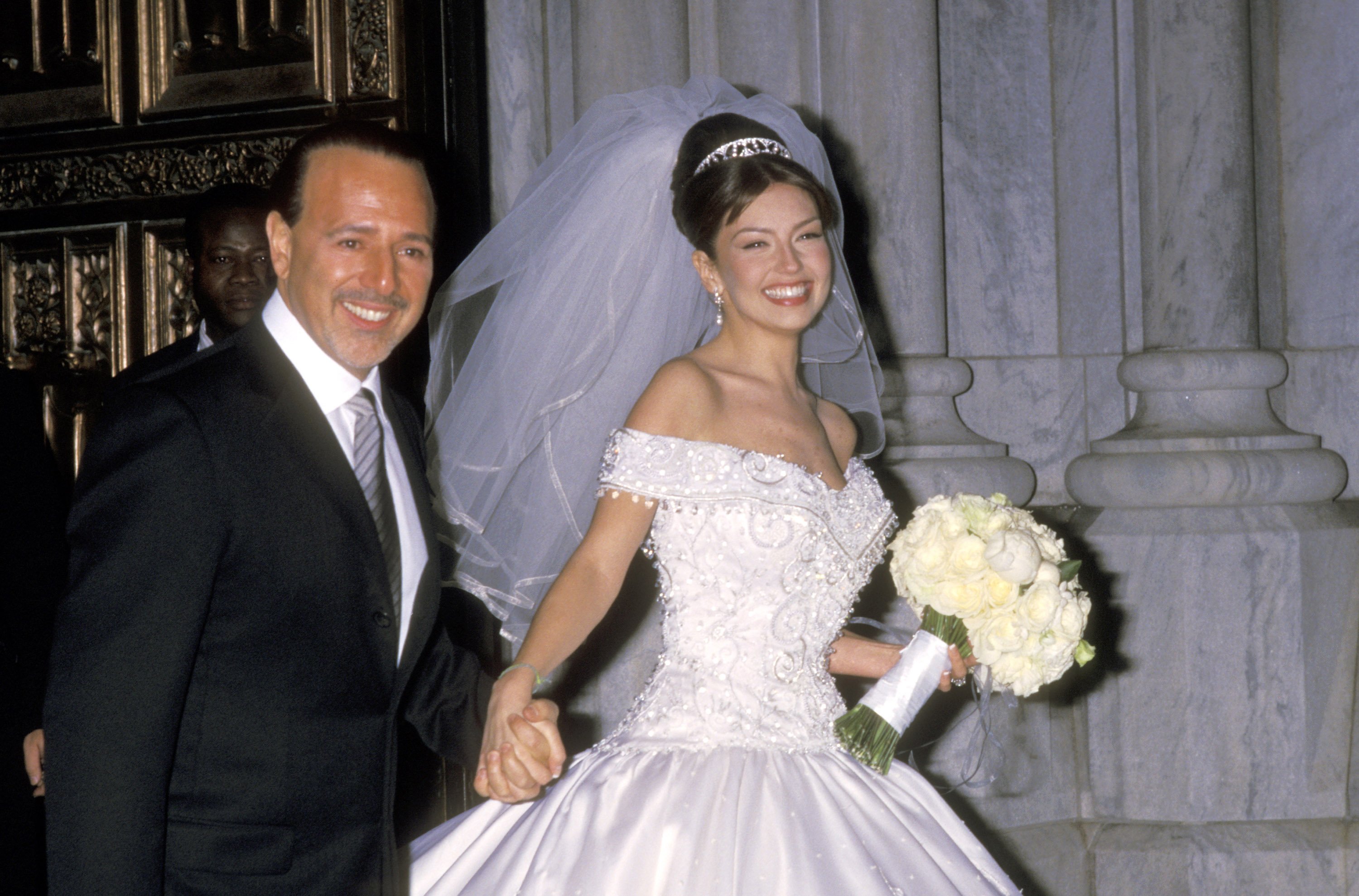 Thalía en su boda con el empresario Tommy Mottola, el 2 de diciembre de 2000 en la catedral de San Patricio en Nueva York. | Foto: Getty Images