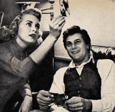 Janet Leigh and Tony Curtis in 1954 issue of Photoplay. | Source: Wikimedia Commons