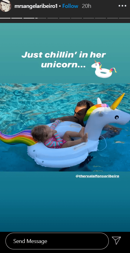Alfonso Ribeiro and his daughter, Ava lounging together in a pool. | Photo: Instagram/@mrsangelaribeiro1