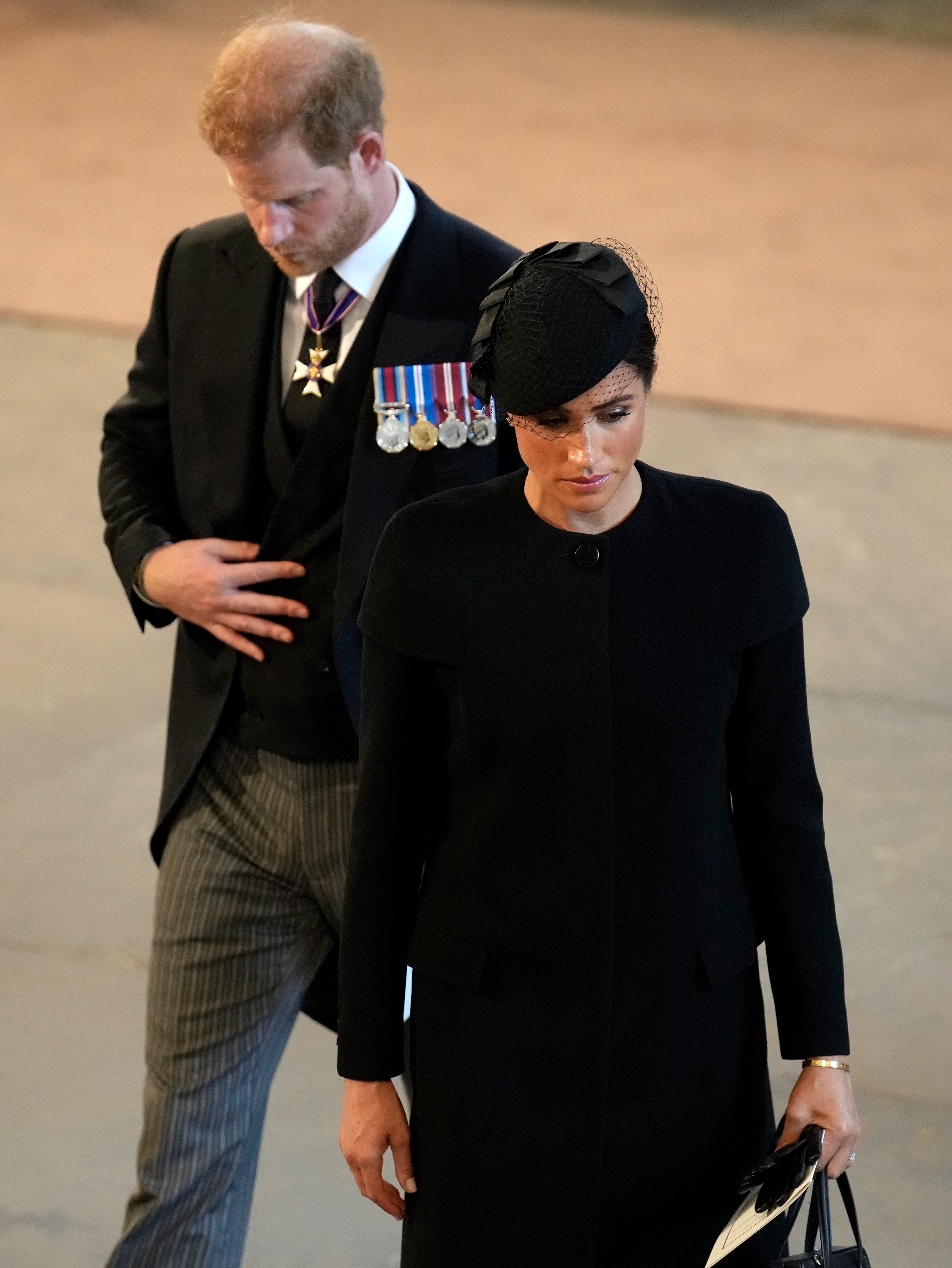 Prinz Harry, Herzog von Sussex, und Meghan, Herzogin von Sussex, erweisen ihr Respekt im Westminster-Palast, vor dem Sarg von Königin Elizabeth II., am 14. September 2022 in London, England | Quelle: Getty Images