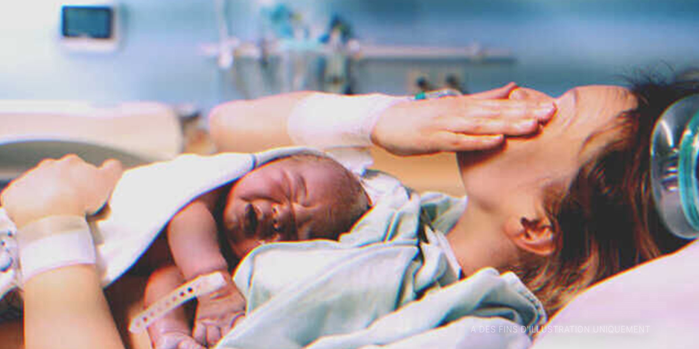 Une maman tenant son bébé dans ses bras | Photo : Shutterstock