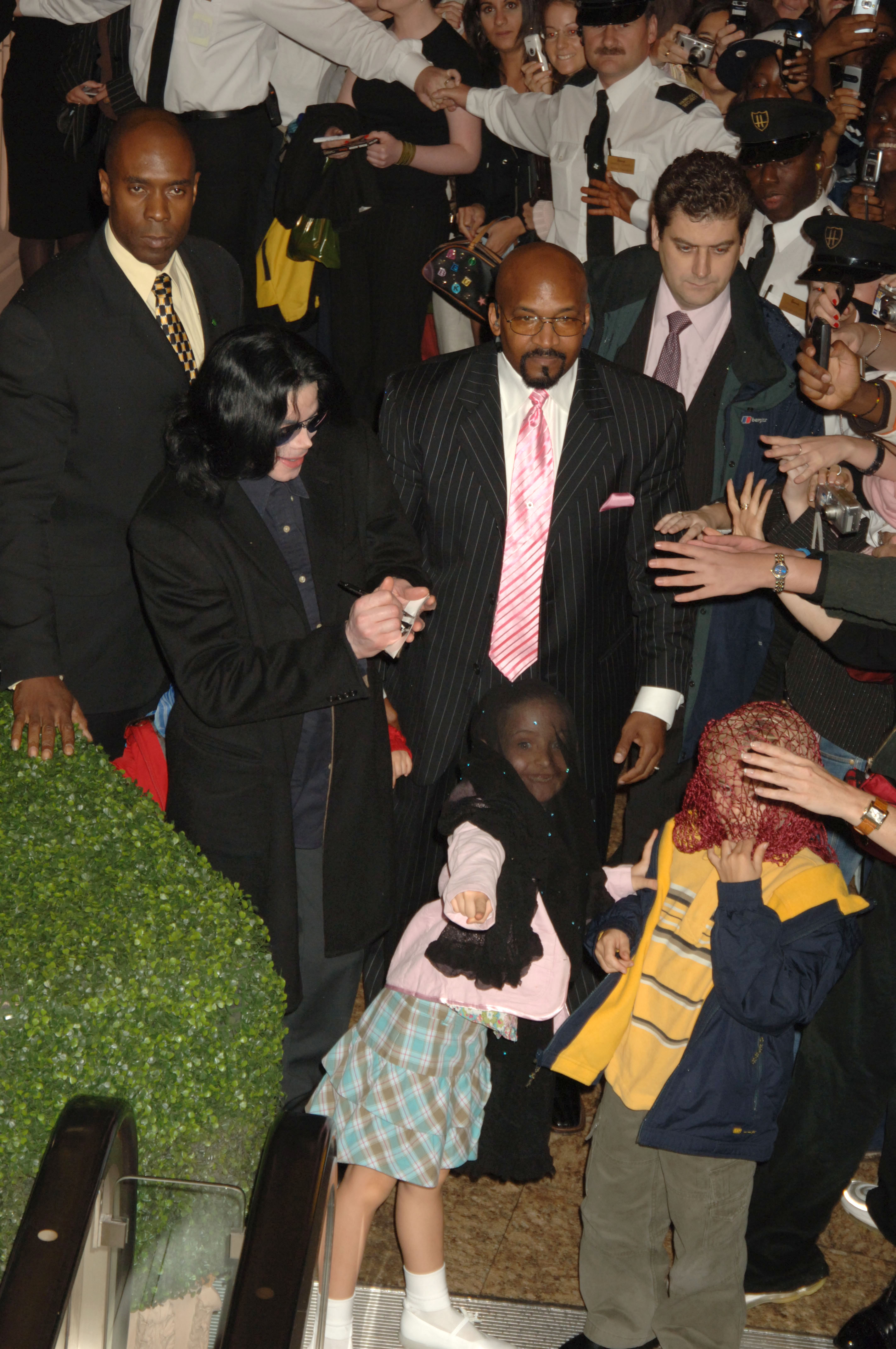 Michael Jackson walks with his children, Paris and Prince on October 12, 2005 in London, England. | Source: Getty Images