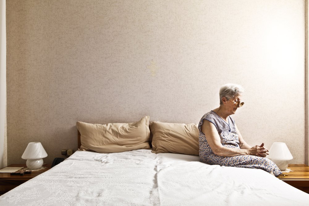Anciana sentada al borde de su cama. I Foto: Shutterstock. Anciana sentada al borde de su cama. I Foto: Shutterstock.