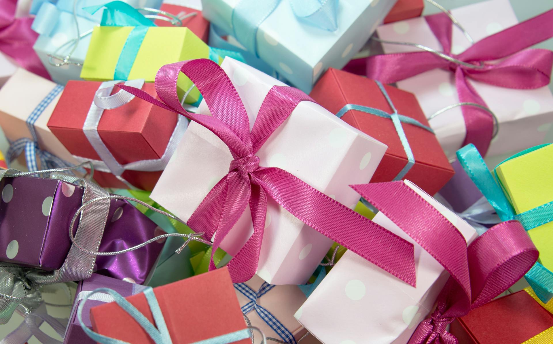 A close-up photo of assorted colored gift boxes | Source: Pexels