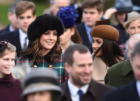 La duchesse de Cambridge et Meghan Markle arrivent pour assister au service religieux du matin du jour de Noël. |Photo | Getty Images