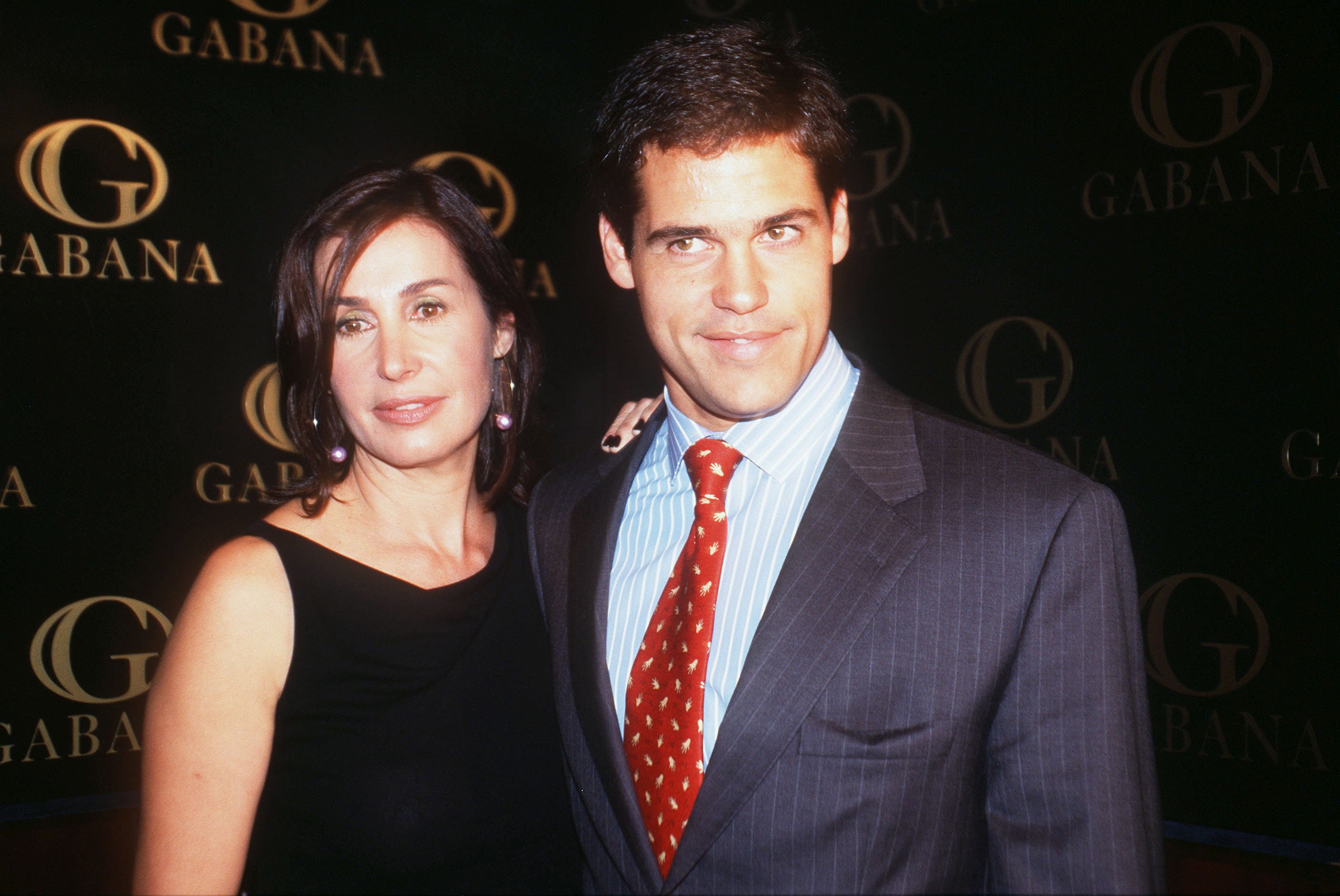 Carmen Martínez-Bordiu y su hijo Luis Alfonso de Borbón en Madrid en 2001. | Foto: Getty Images